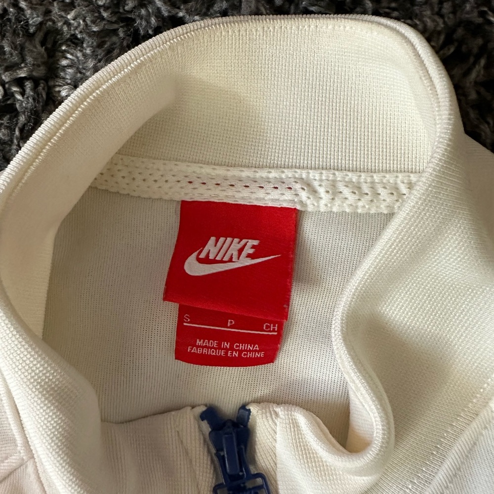 Nike - Picture 3 of 4